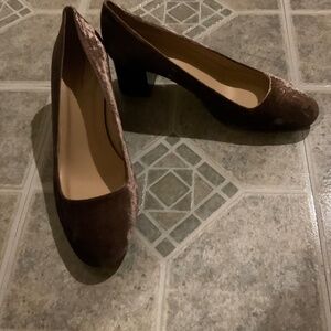 J.CREW LUCITE HEELS IN VELVET. SIZE: 9M. COLOR: ASH BROWN GRAY.